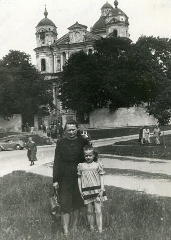 KKE 3077-23.jpg - Teresa Borejszo i córka Krystyna, Wilno Piotra i Pawła, lata 40 XX wieku.